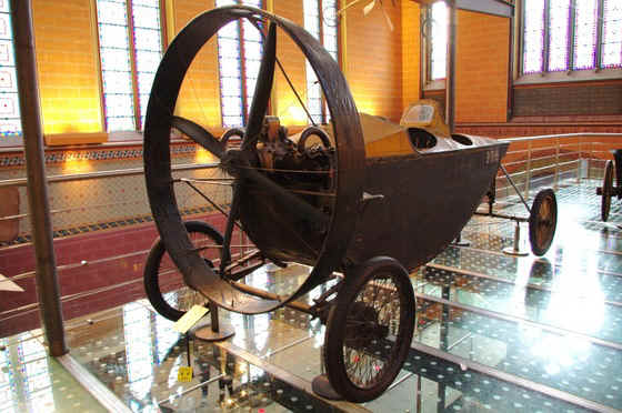 Helica_musee_paris_ 01.jpg (89588 octets)